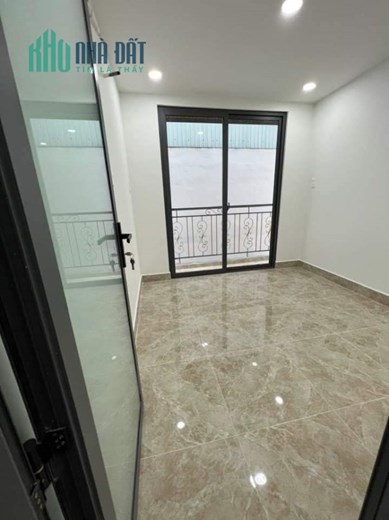 Mặt tiền kinh doanh /Ngang 3x8m hơn 100 triệu m 4 tấm Q4 Tôn Đản