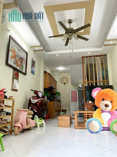 Bán nhà Lĩnh Nam, Hoàng Mai, ô tô đỗ sát cổng, gần hồ ở sướng, giá rẻ giật mình 3 tỷ 300