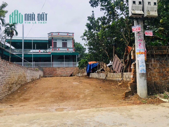 96,8m mt 5m full tc 
Nằm trên trục chính của thôn 
Kinh doanh buôn bán được ngay 
Lh 0985019591 Em