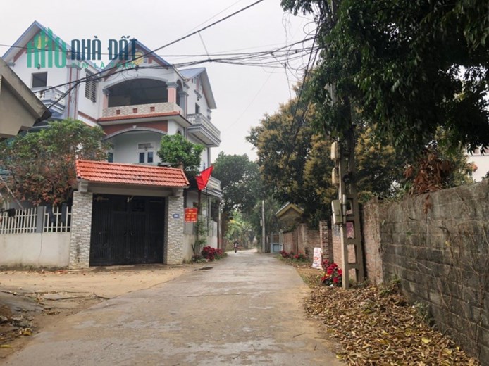 96,8m mt 5m full tc 
Nằm trên trục chính của thôn 
Kinh doanh buôn bán được ngay 
Lh 0985019591 Em