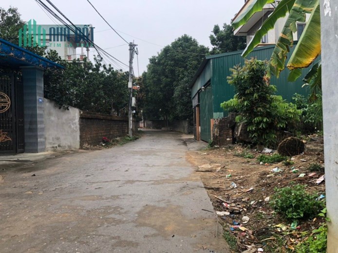 96,8m mt 5m full tc 
Nằm trên trục chính của thôn 
Kinh doanh buôn bán được ngay 
Lh 0985019591 Em