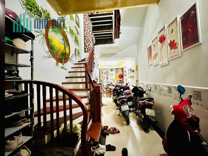 Bán nhà Đường Láng Đống Đa 32m2, 5 tầng, ngõ thông kinh doanh ở ngay nhỉnh 4 tỷ lh 0817606560