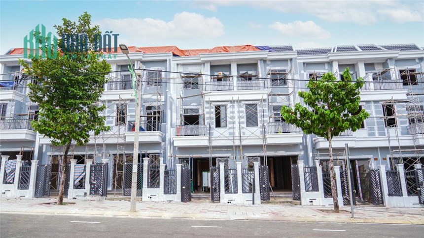 Bán nhà 2 lầu 1 trệt ở ngay trung tâm thành phố Đồng Xoài tỉnh Bình Phước