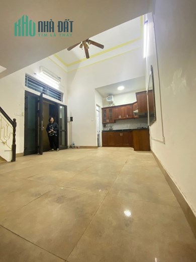 Chính chủ cho thuê nhà 3 tầng tại Thịnh Quang, Đống Đa, Hà Nội.