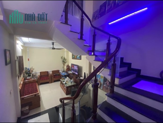 Bán nhà 5 tầng mới đẹp, phân lô, ô tô, tổ 13 thị trấn Đông Anh chỉ 2.7 tỷ