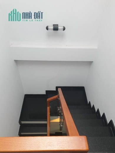 Bán nhà Bông Sao phường 5 , Quận 8 , 1 trệt
2 lầu , sân thượng , 76m2 ,6pn .