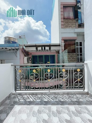 Nhà đẹp 20 thước Hoàng Diệu Q4-100m Q1 
Đúc 3 tấm vay bank thoải mái hơn 3 tỷ