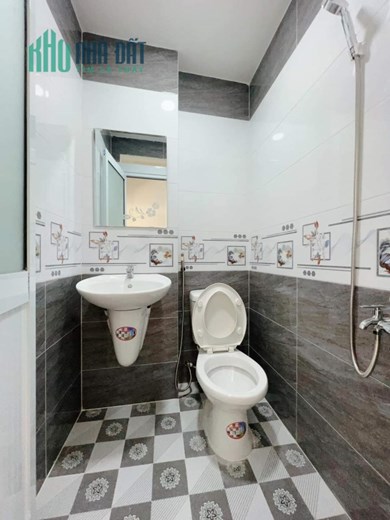 Nhà đẹp 20 thước Hoàng Diệu Q4-100m Q1 
Đúc 3 tấm vay bank thoải mái hơn 3 tỷ