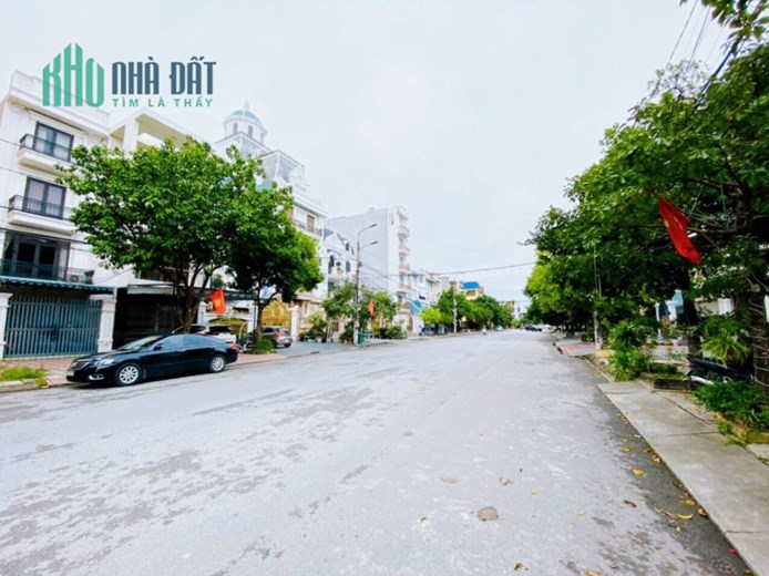 Bán nhà mặt đường 30m Thư Trung - Văn Cao, 92m 4 tầng GIÁ 6.95 tỉ sân cổng riêng