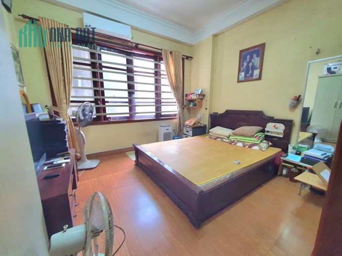 Bán nhà mặt phố Hoa Bằng Cầu Giấy 70 m2 giá 15 tỷ 2 , kinh doanh , ô tô tránh , vỉa hè , 2 thoáng