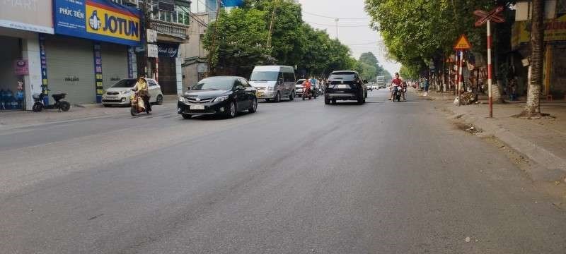 Nhà mặt phố Hà Huy Tập, Yên Viên, vỉa hè kinh doanh sầm uất, đông đúc, 120m, 7 tỷ 9