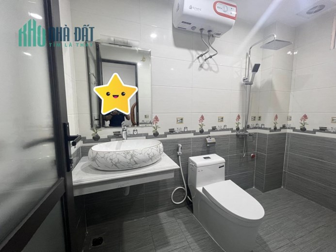 Bán Nhà Gia Thụy , Long Biên 30M x 5T , Sát Ô Tô Tránh , Chủ Cần Bán Gấp . Giá 3.3 Tỷ