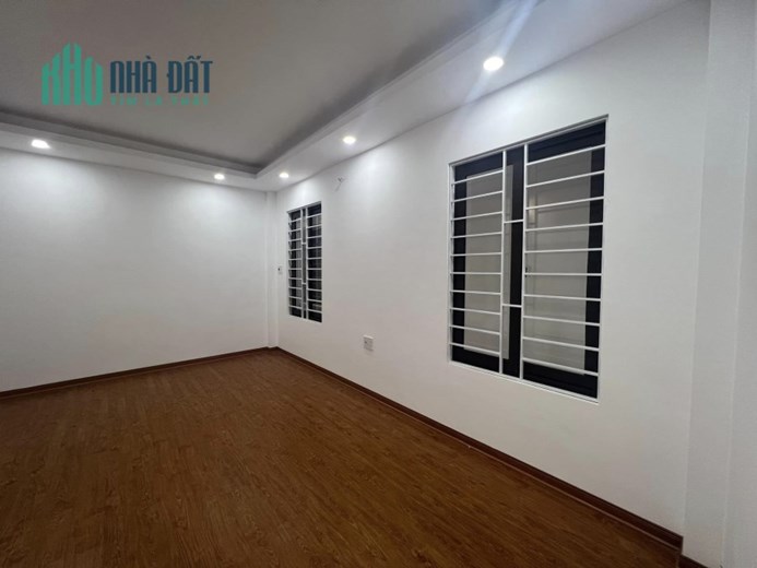 Bán Nhà Gia Thụy , Long Biên 30M x 5T , Sát Ô Tô Tránh , Chủ Cần Bán Gấp . Giá 3.3 Tỷ