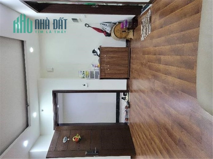 Bán căn hộ Resco: 74m2x 3P. Ngủ, nội thất cơ bản. Giá: 2,75 tỷ