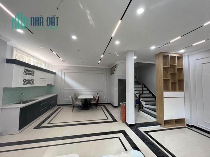 Dãy nhà xây mới sau nhà mặt đường Miếu 2 xã tiện kinh doanh, ô tô đỗ cửa ngày đêm