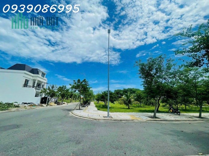 Bán góc biệt thự siêu đẹp 2 mặt tiền FPT Đà Nẵng. Có view đẹp thơ mộng như hình! Khu V1 khu đô thị