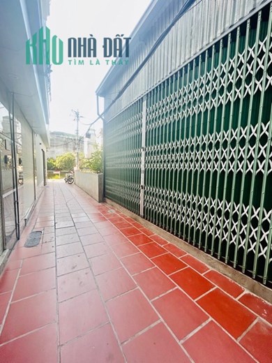 Bán đất Lĩnh Nam, Hoàng Mai, tặng nhà cấp 4 mới toanh, ô tô đỗ cửa 56 m2, 4 tỷ 800