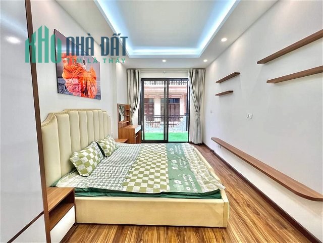 Bán Nhà Trung Tâm Cầu Giấy, Ô TÔ Đỗ Cửa, Diện Tích 42m2, 5 Tầng Mới Cứng Hiện Đại, Chỉ Nhỉnh 5 tỷ.