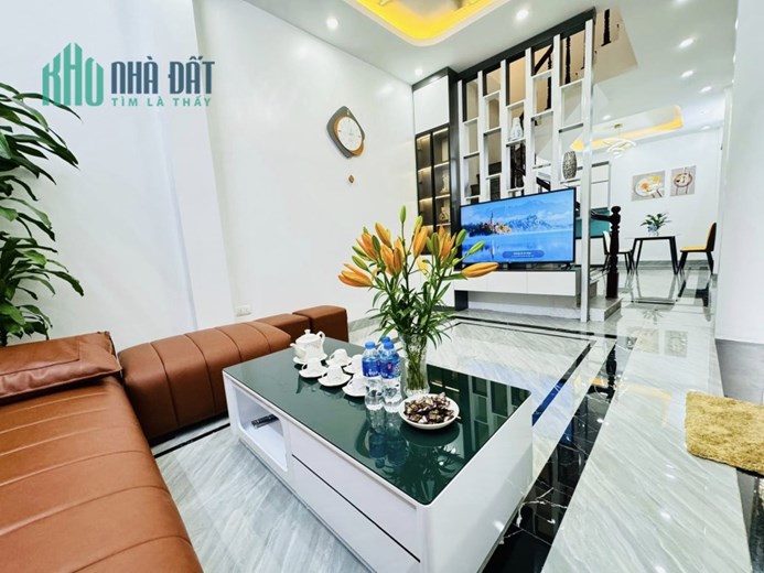 Bán nhà đẹp, mới tinh, nội thất xịn Hoàng Quốc Việt 38m 5T MT4.2m, ngõ to, thông các ngả. 4.3 tỷ