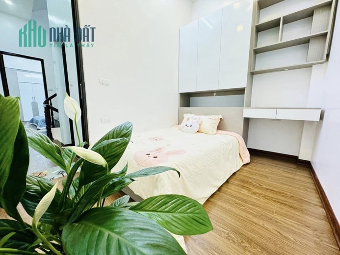 Bán nhà đẹp, mới tinh, nội thất xịn Hoàng Quốc Việt 38m 5T MT4.2m, ngõ to, thông các ngả. 4.3 tỷ