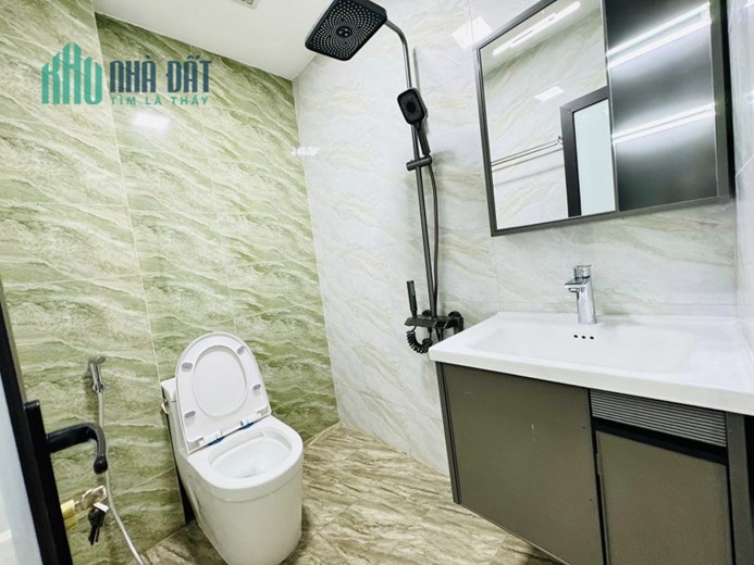 Bán nhà đẹp, mới tinh, nội thất xịn Hoàng Quốc Việt 38m 5T MT4.2m, ngõ to, thông các ngả. 4.3 tỷ