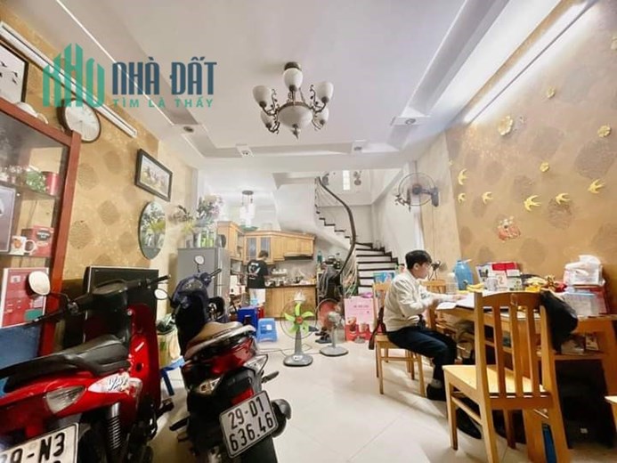 Bán NHà Ngõ 639 Hoàng Hoa Thám 30m2 x 5 tầng, 3 phòng lull nội thất, ngõ nông gần Phố, giá đầu tư
