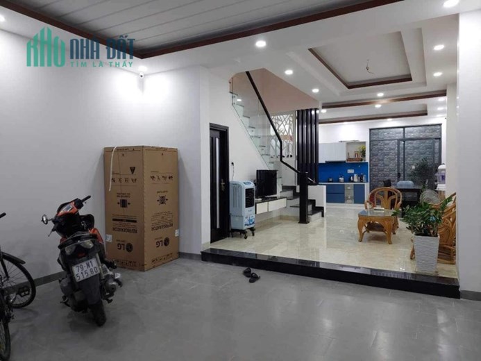 Bán nhà 3 tầng đường B3, KĐT VCN Phước Long, hướng đông nam, mặt tiền đường 13m, không dính hố ga,