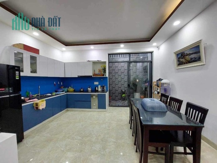Bán nhà 3 tầng đường B3, KĐT VCN Phước Long, hướng đông nam, mặt tiền đường 13m, không dính hố ga,