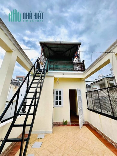 NGỘP BÁN GẤP NHÀ HXH TRÁNH P.BẾN THÀNH QUẬN 1 - VÀI BƯỚC RA ĐẾN CHỢ BẾN THÀNH.