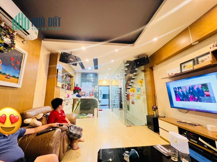 Bán nhà Phố Nguyễn Văn Cừ, Full nội thất, 55 m2, 5T, chỉ nhĩnh 7 tỷ.