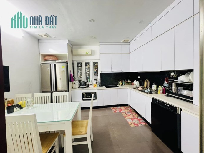 Bán nhà Phố Nguyễn Văn Cừ, Full nội thất, 55 m2, 5T, chỉ nhĩnh 7 tỷ.