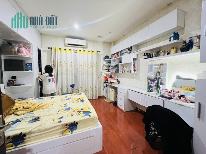Bán nhà Phố Nguyễn Văn Cừ, Full nội thất, 55 m2, 5T, chỉ nhĩnh 7 tỷ.