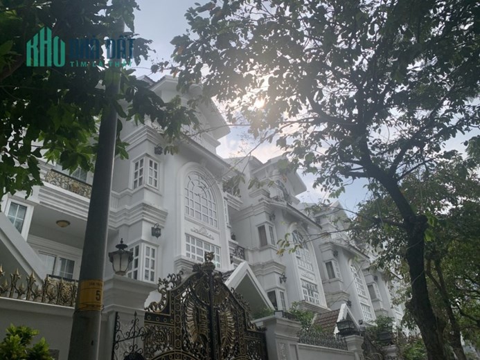 Bán Biệt Thự Quận 7 siêu đẹp ,4 lầu chỉ 24,2 tỷ