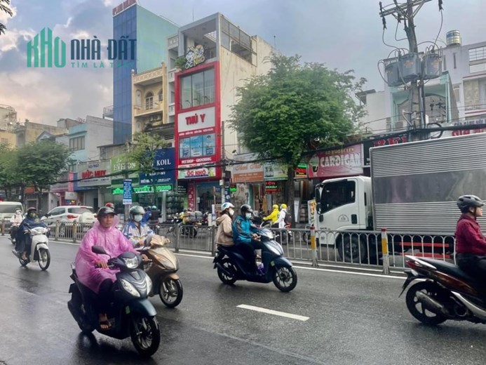 Bán nhà Măt tiền Trường Chinh ngay Đồng Đen, DT: 4.4x10m, 2 Tầng, 2PN, 6.8 tỷ