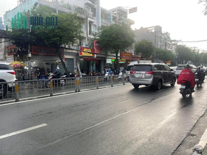 Bán nhà Măt tiền Trường Chinh ngay Đồng Đen, DT: 4.4x10m, 2 Tầng, 2PN, 6.8 tỷ