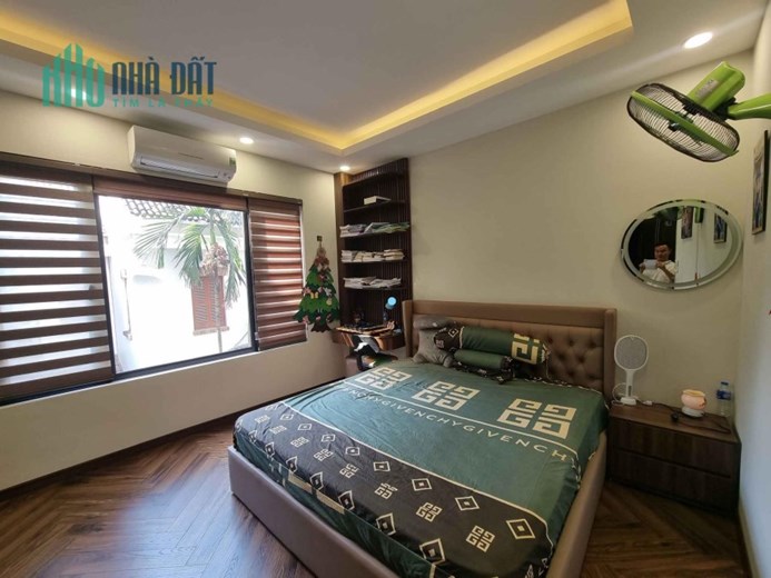 Nhà mới phố Ngọc Lâm. 4 tầng ,mặt tiền 5.5m giá 4.5 tỷ