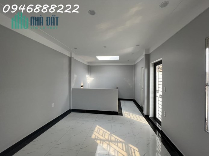 Nhà xây mới sau nhà mặt đường Miếu Hai Xã , Ô tô đỗ cửa ngày đêm