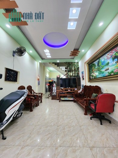 Bán nhà Khúc Thừa Dụ diện tích 46m 3 tầng GIÁ 2.6 tỉ độc lập, taxi đỗ cửa