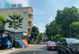 PHÂN LÔ DIỆN TÍCH 90 m MẶT TIỀN 5 M Giá chỉ 1.6 tỷ
Đường trước nhà 17 m 
Kinh doanh buôn bán siêu