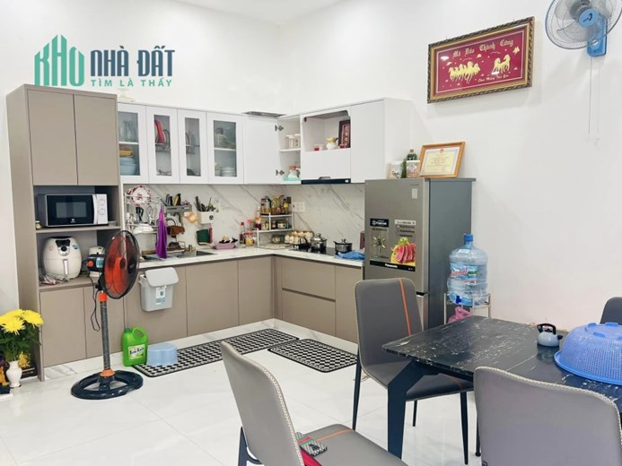Bán Nhà 3 Tầng Ngay  Chợ Tân Hương , 70m2,  Cách 1 Căn Ra Mặt Tiền,Chỉ Nhỉnh 6 Tỷ.