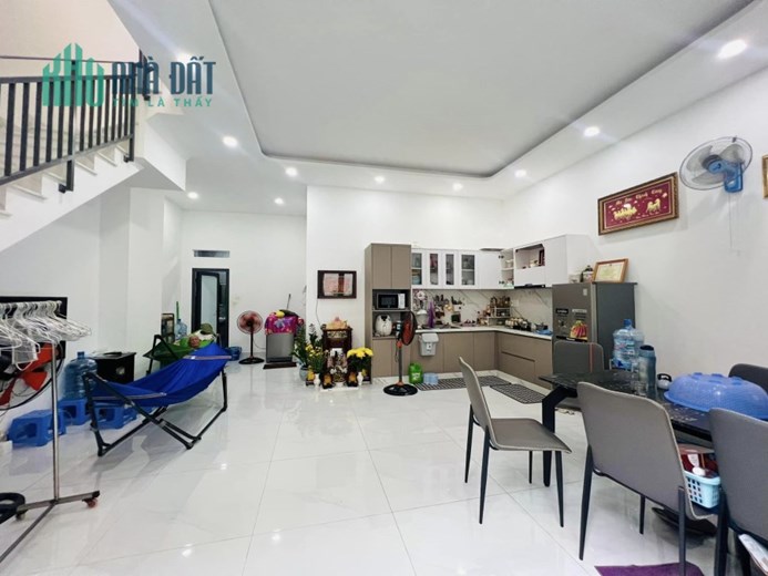 Bán Nhà 3 Tầng Ngay  Chợ Tân Hương , 70m2,  Cách 1 Căn Ra Mặt Tiền,Chỉ Nhỉnh 6 Tỷ.