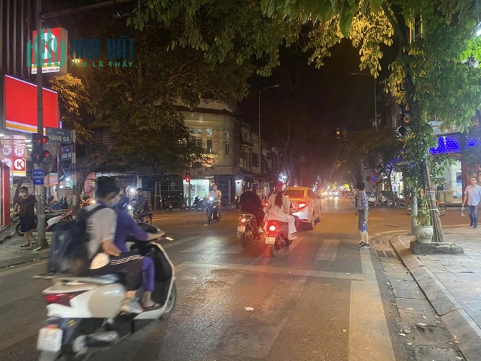 O9 26 28 5559  Bán nhà mặt phố Hàng Gà DT 121m², 3 tầng, MT 5.08m, giá 67 tỷ Hoàn Kiếm