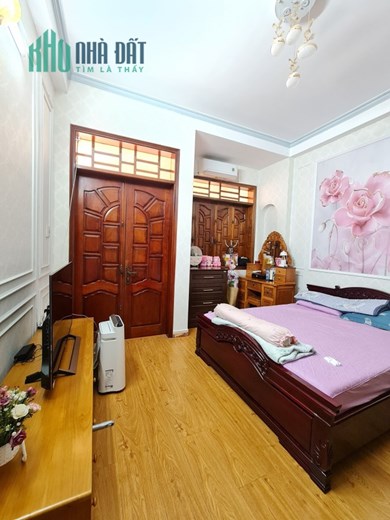 Chính Chủ Cần Bán Nhà Phố Mặt Tiền Đường 10m, 4x20m, Chỉ 8 tỷ, Tân Phong, Quận 7