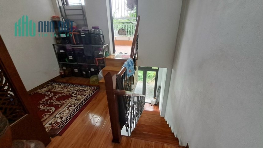 Bán nhà Gia Quất, 2 tầng 3 ngủ, Dt 46m, ô tô vào nhà, giá hơn 4 tỷ.
