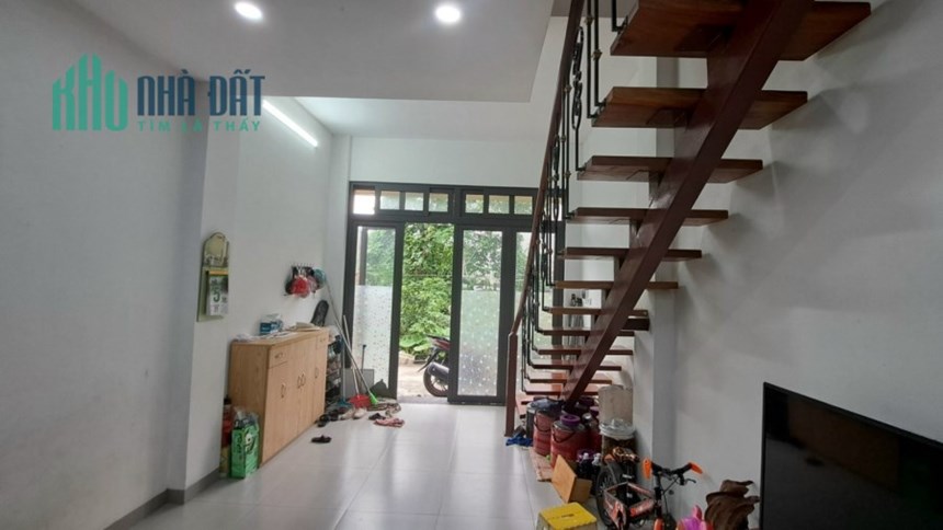 Bán nhà Gia Quất, 2 tầng 3 ngủ, Dt 46m, ô tô vào nhà, giá hơn 4 tỷ.
