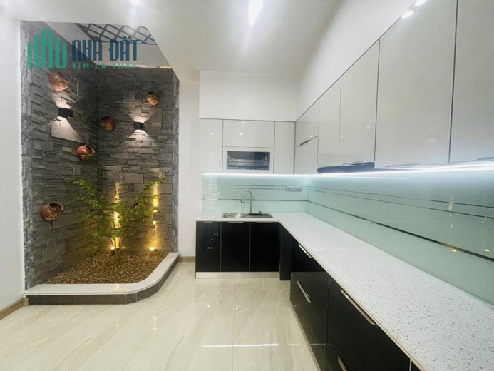 Bán nhà mới tinh mặt đường Khúc Thừa Dụ, 72m 4 tầng GIÁ 6.5 tỉ Thang Máy xịn sò