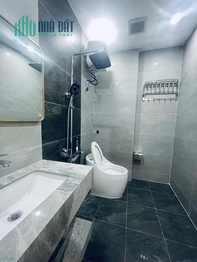 Bán nhà mới tinh mặt đường Khúc Thừa Dụ, 72m 4 tầng GIÁ 6.5 tỉ Thang Máy xịn sò
