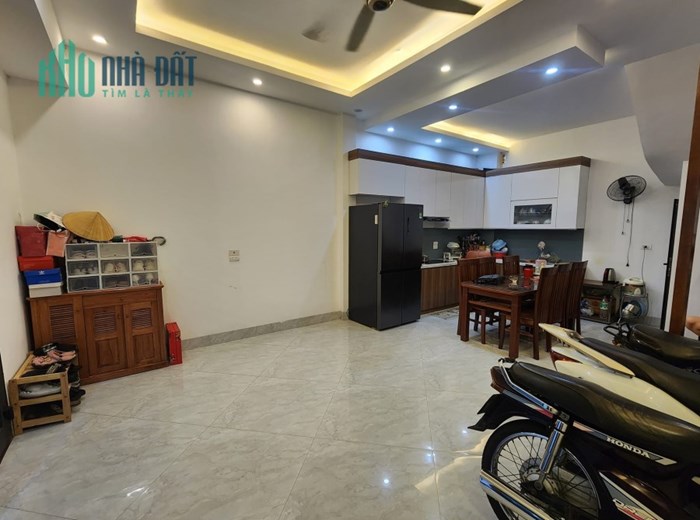 SIÊU PHẨM LẠC LONG QUÂN – NHÀ ĐẸP LONG LANH - Ô TÔ ĐỖ CỔNG – 5 TẦNG, 43M2, 7.25 TỶ