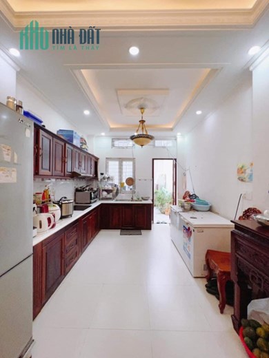 NGƯỜI MẪU CHÂN DÀI.28m CÓ THANG MÁY. MỚI KENG. CÁCH MẶT TIỀN NG THÁI BÌNH Q1 15m.- 100m2. 23 tỷ