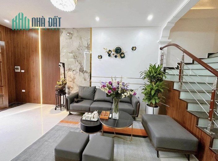bán nhà hoàng quốc việt, 40m 5 tầng, 4 phòng ngủ, full nội thất, giá nhỉnh 5 tỷ